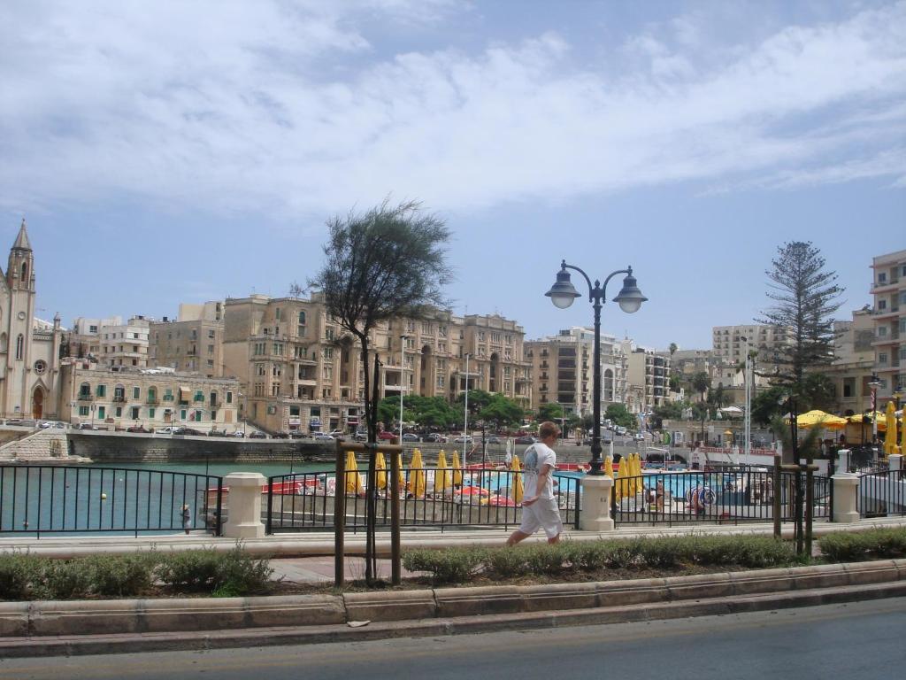 Simons Apartments Minutes Away From Balluta Bay And St Julians Слима Номер фото