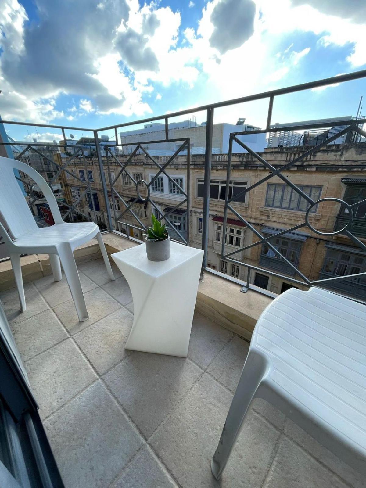 Simons Apartments Minutes Away From Balluta Bay And St Julians Слима Экстерьер фото